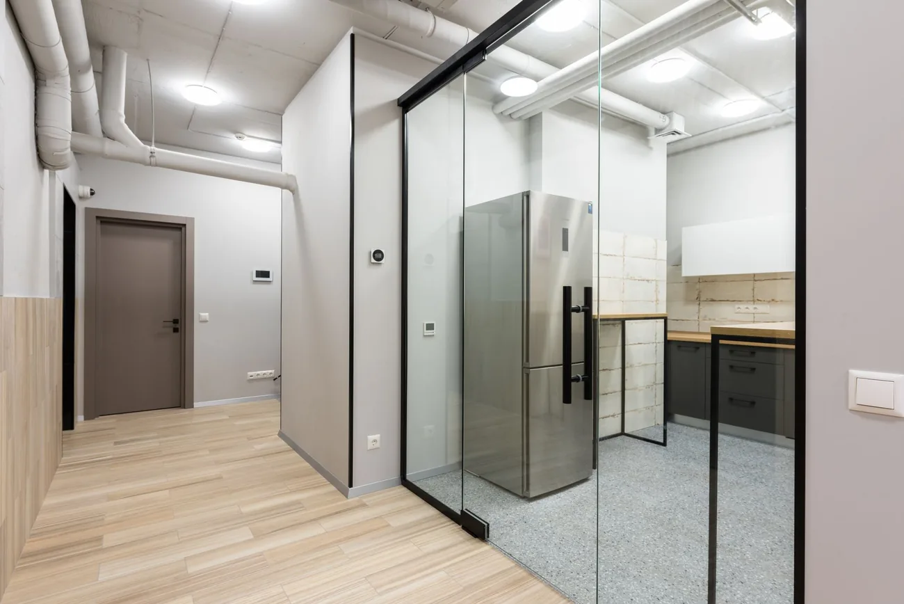 Glass partitions in a modern office
