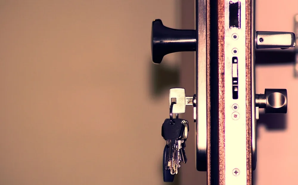A multipoint lock mechanism on the edge of a door