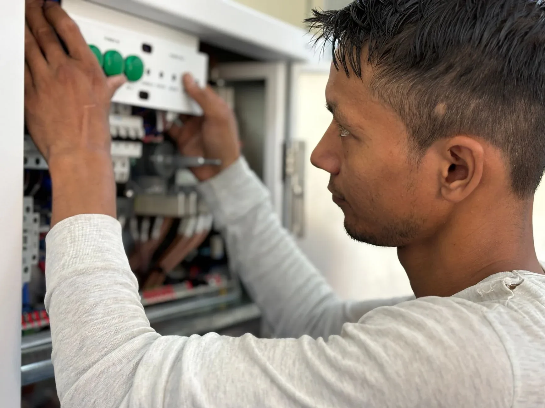 A Lumenfield electrician fitting breakers into a consumer unit