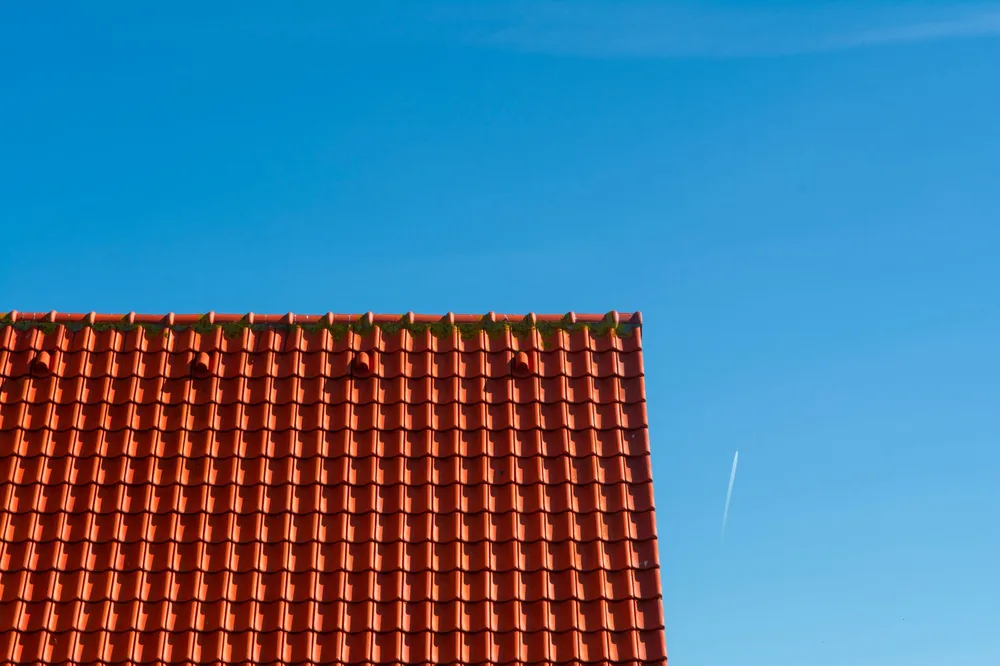 The same clay tiles back to an even red