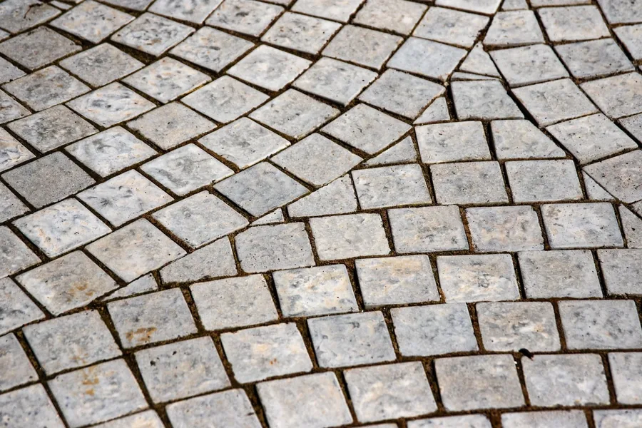 Setts laid in a fan pattern