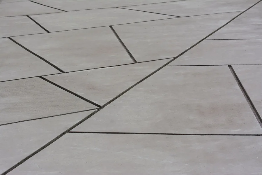Large porcelain slabs laid with narrow joints